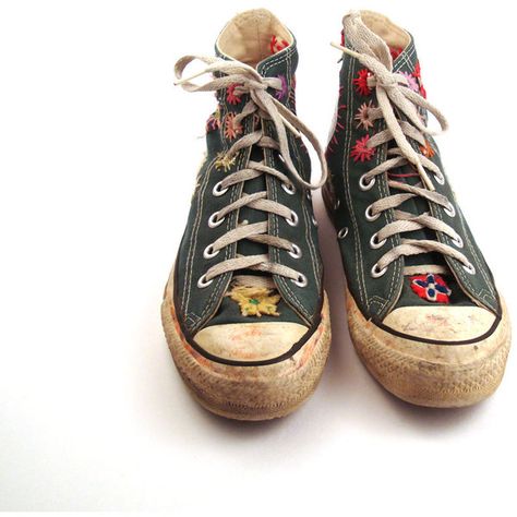 Converse Trainers, Curvy Petite Fashion, Sneakers Converse, Vintage Sneakers, Embroidered Shoes, Victorias Secret Models, La Girl, Milan Fashion Weeks, Converse Sneakers