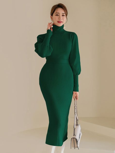 Green Sweater Dress Outfit, Jumper Dress Outfit, Mode Purple, Green Knit Dress, Winter Mode Outfits, Gigot Sleeve, Green Turtleneck Sweater, Style Bleu, Green Sweater Dress