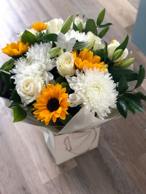 White and yellow handtied sunflowers. Birthday Bouquet Flowers For Her, Yellow Flower Bouquet, Yellow Flowers Bouquet, White And Yellow Flowers, Flower Boquet, Birthday Flowers Bouquet, Luxury Flower Bouquets, Yellow Bouquets, Bouquets Wedding