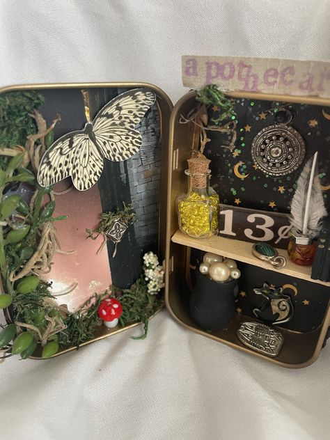 Altoids Wallets, Diy Trinket Box, Mint Tin Crafts, Altoids Wallet, Assemblage Art Mixed Media, Tin Crafts, Wallet Craft, Altered Tins, Mint Tins