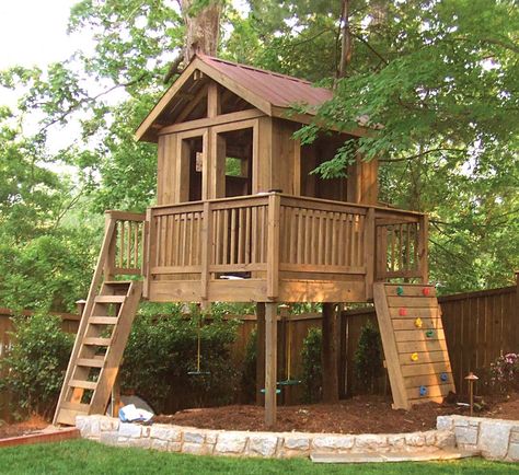 Wooden Tree House, Backyard Treehouse, Tree House Interior, Backyard Play Spaces, Simple Tree House, Stair Plan, Tree House Plans, Tree House Diy, Backyard Playhouse