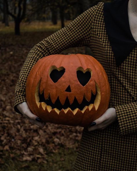 Couples Carved Pumpkins, Halloween Couple Photoshoot, Halloween Pumpkin Stencils, Cute Pumpkin Carving, Pumkin Carving, Halloween Pumpkin Carving Stencils, Halloween Couple, Carving Pumpkins, Zucca Halloween