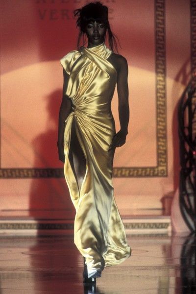 90s Runway Fashion Gianni Versace, Versace Fall 1994, Gianni Versace Dress, Versace 90s, Fashion Design Classes, Runway Gowns, Versace Runway, Models 90s, 90s Runway