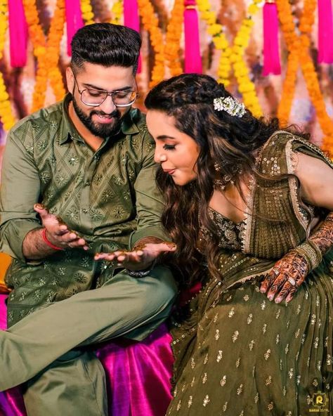 Mehndi Boy Photo, Mehendi Poses For Couple, Groom Mehandi Photoshoot, Bhai Bhen Photo, Mehandi Poses For Groom, Dulha Mehandi Pose, Mehandi Couple Poses, Groom Mehendi Photoshoot, Boy Mehndi Poses