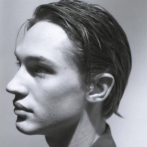 Young Tom Hardy during his modeling days back in 1998. 💘 While he was studying at drama school, he entered and won a Make Me a Supermodel… Edward Thomas Hardy, Tom Hardy Haircut, Draw Men, Iconic People, River Phoenix, 얼굴 그리기, Thomas Hardy, Denise Richards, Matt Damon