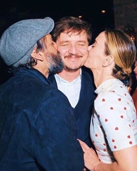 National Kissing Day June 22nd 2024 💋😘 *gifs are not mine* Pinterest and tumblr #Pedropascal #pedropascaledit #welovepedropascal #pedropascalfan #pedropascalfanaccount #massivetallent #dindjarin #themandalorian #agentwhiskey #oberynmartell #pedropascaldaily #redviper #hbothelastofus #narcos #javierpeña #pascalispunk Oscar Isaac Pedro Pascal, Sarah Paulson, Oscar Isaac, Pedro Pascal, A Man, Look At, Tumblr, Twitter