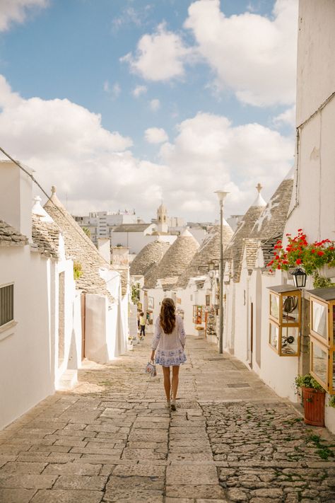 Puglia Alberobello, Alberobello Italy, Lecce Puglia, Italy Travel Tips, Italy Photography, Puglia Italy, Italy Vacation, Beautiful Places To Travel, Foto Inspiration