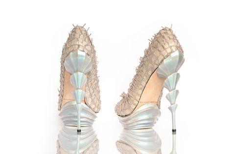 Mermaid Heels, Little Mermaid Wedding, Kasut Tumit Tinggi, Ariel Wedding, Mermaid Shoes, Sea Wedding, London College Of Fashion, Mermaid Inspired, Mermaid Life