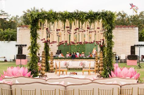 Wedding Chori, Wedding Mandapam, Pelli Decoration, Ceremony Decorations Indoor, Vidhi Mandap, Reception Decoration Ideas, Hindu Wedding Decorations, Mandap Decoration, Indian Wedding Stage