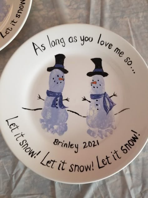 Baby Boy Keepsake Ideas, Easy Kids Christmas Crafts For Gifts, Diy Santa Plate Kids, Christmas Plates Diy Kids, Diy Christmas Plates For Kids, Baby Christmas Crafts, Baby Art Crafts, Kids Craft Gifts, Grandparents Christmas Gifts