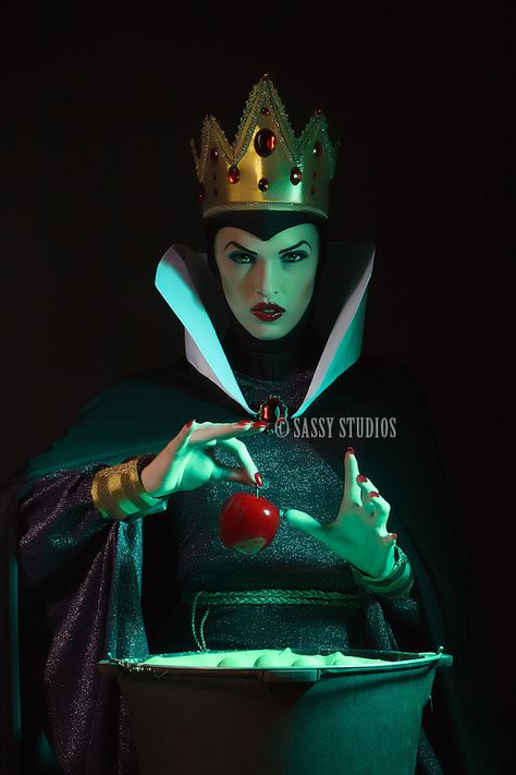 Simone Lurker as The Evil Queen #cosplay in Snow White Sette Nani, Bumbo, Epic Cosplay, Disney Cosplay, Amazing Cosplay, Evil Queen, Steam Punk, Maleficent, Best Cosplay