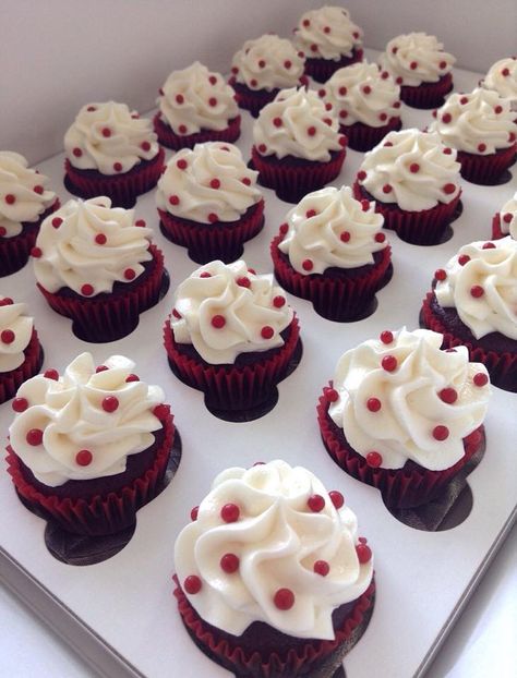 Dark Red Cupcakes, White And Red Cupcakes, Moody Cupcakes, Red Velvet Cupcakes Decoration, Red And White Cupcakes, Red Velvet Icing, Engagement Cupcakes, Anniversary Cupcakes, Yalda Night