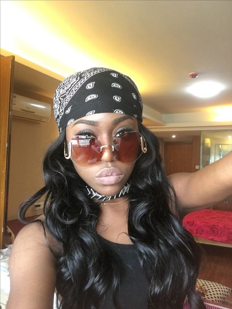 Retro oversized glasses...vintage glasses...sunglasses..oversized glasses...bandana head wraps..bandana chocker..riri kinda life@_titicoco_ on IG...ff for more retro pics Bandana On Head, Bandana Hairstyles Short, Bandana Outfit, Looks Hip Hop, Head Bandana, Woman Hairstyles, Vintage Bandana, Sunglasses Women Oversized, Bandana Hairstyles