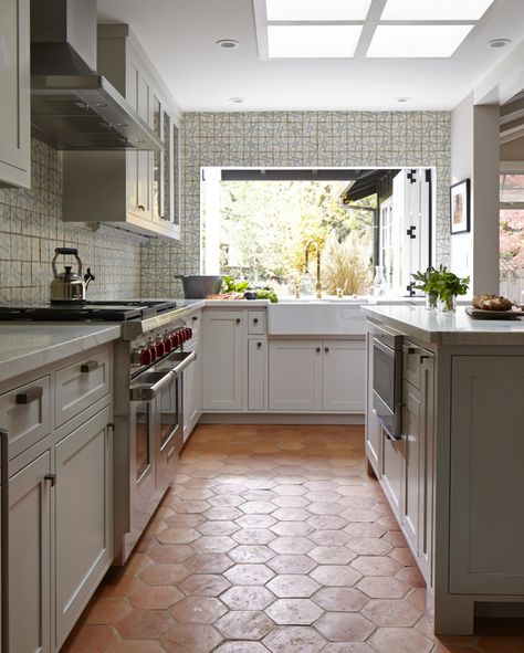 Photography: John Merkl   www.johnmerkl.com/   View more: http://stylemepretty.com/vault/gallery/38535 Terra Cotta Kitchen Floor, Kitchen Floor Tile Design, Dapur Rustic, Tiled Flooring, Trendy Kitchen Tile, California Bungalow, Hal Decor, Bungalow Homes, Kabinet Dapur