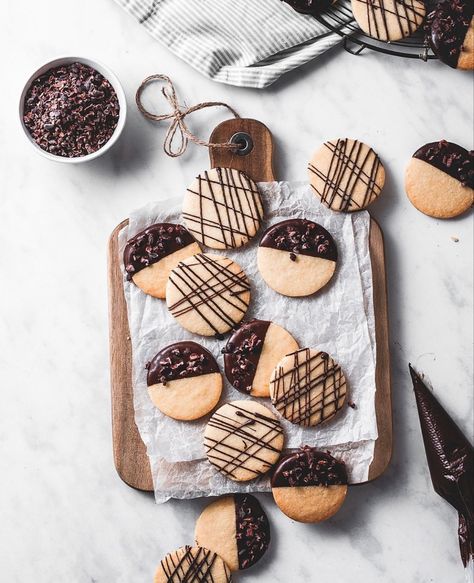 Orange Shortbread Cookies, بيتي فور, Orange Shortbread, Food Photography Dessert, Baking Photography, Resepi Biskut, Dipped In Chocolate, Dipped Cookies, Dessert Photography