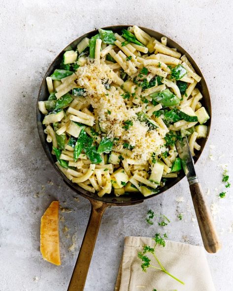 pasta met courgette en snijbonen in kaassaus | delicious.magazine Runner Beans, Delicious Magazine, Italian Food, Gnocchi, Lasagna, Italian Recipes, Food Inspiration, Risotto, Good Food