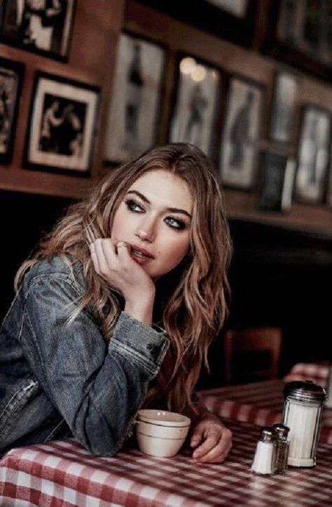 Imogen Poots, Coffee Shop Photography, Female Character Inspiration, Coffee Girl, Photoshoot Poses, Coffee Break, Young Woman, A Coffee, Photo Inspiration