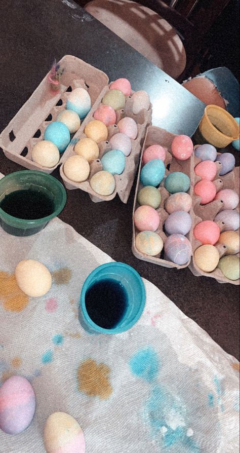 Colorful eggs dying Easter eggs Easter With Friends, Easter Date Ideas, Velika Noč, Easter Egg Coloring, Hangout Ideas, Date With Friends, Spring Board, Eggs In A Basket, Egg Coloring