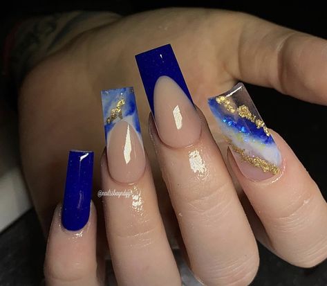 Royal Blue Nails With Gold Flakes, Navy Blue Acrylic Nails Coffin Design, Dark Blue Birthday Nails, Royal Blue Acrylic Nails Sweet 16, Royal Blue Acrylic Nails Medium Length, Glam Nails Blue, Royal Blue And Gold French Tip Nails, Blue With Gold Nails, Sapphire Nails Acrylic