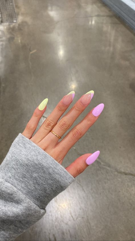 nails nail art nail inspo pink yellow summer nails cute Two Toned Nails, Nashville Nails Ideas, Trendy Beach Nails, Nashville Nails, Ivy Nails, Beach Themed Nails, Seashell Nails, Themed Nails, Beachy Nails