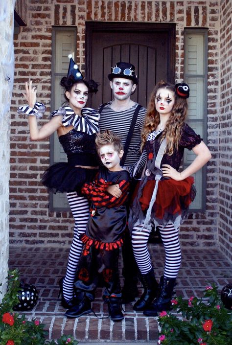 Scary Victorian Costume, Goth Family Halloween Costumes, Scary Halloween Costume Ideas Family, Mens Clown Costume Diy, Group Clown Costumes, Fantasia Halloween Familia, Family Clown Costumes, Spooky Family Costumes, Costume Halloween Famille