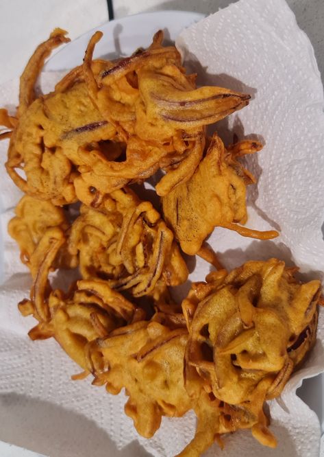 Onion fritters or onion pakoda is an all time favourite snack enjoyed with a cup of tea. Onion Pakoda, Onion Fritters, A Cup Of Tea, Favorite Snack, Cup Of Tea, All Time, Snack Recipes, Tea Cups, Chips