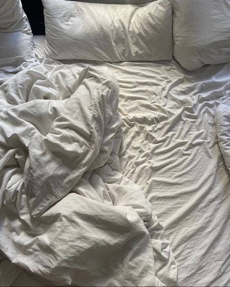 Bed Rotting, Bed Background, Sleep Art, Messy Bed, Clean Bed, Dibujo Simple, Tracker Free, Bed Photos, Laying In Bed