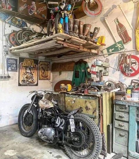 Flat Track Motorcycle, Motorcycle Workshop, Garage Guest House, Cool Garages, Vintage Motorcycle Posters, Bike Drawing, Motorcycle Shop, Motorcycle Garage, Motorcycle Posters