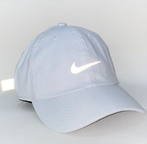 Boné nike branco Bone Da Nike, Artist Hat, Cute Nikes, Stylish Hats, Boys Accessories, Bones, Baseball Hats, Nike, Hats