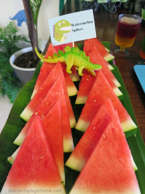 Watermelon spikes Dinosaur Party Food, Tropisk Fest, Festa Jurassic Park, 4de Verjaardag, Dinosaur Birthday Theme, Jurassic Park Birthday, Dinosaur Birthday Party Decorations, Fest Temaer, Park Birthday