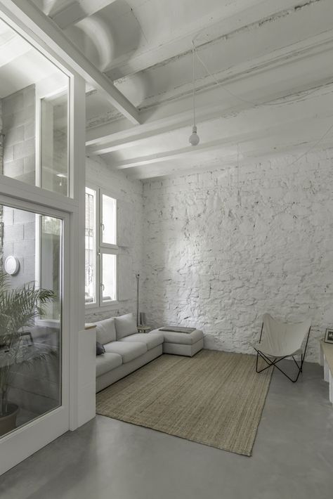 Gallery of Sants House Workshop / andrea + joan arquitectes - 11 Under The Sea Bathroom, Cement House, Brick Interior Wall, Brick Interior, House In Nature, Painted Concrete Porch, Architecture Magazines, Salon Interior Design, White Brick