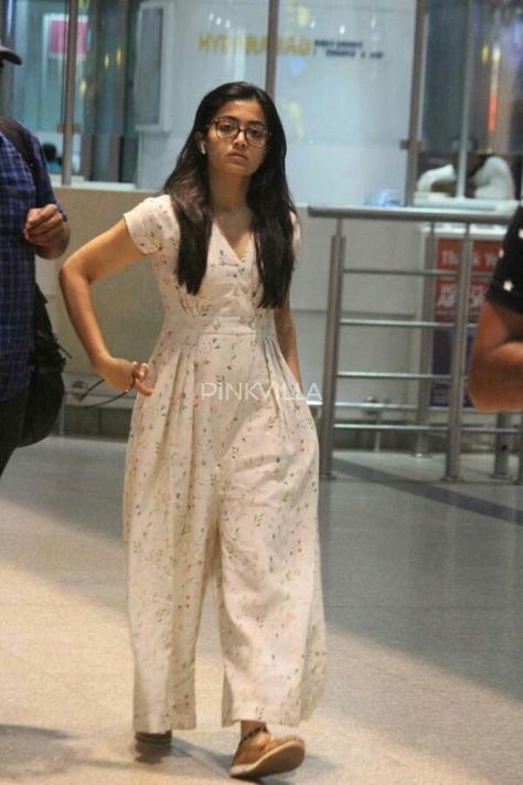 Rashmika Mandana Casual Outfits, Rashmika Outfits, Adivi Sesh, Hyderabad Airport, Nabha Natesh, Stylish Kurtis Design, Simple Frocks, Rashmika Mandanna, Simple Kurta Designs