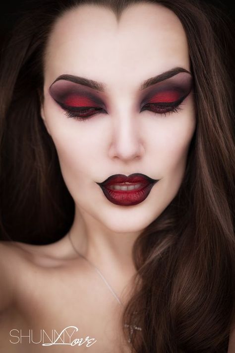 10 maquillajes de ojos que te encantará lucir en Halloween - Mujer de 10: Guía real para la mujer actual. Entérate ya. Extreme Make-up, Carnaval Make-up, Vampire Makeup Halloween, Makeup Zombie, Halloweenský Makeup, Halloween Make-up Looks, Vampire Makeup, Witch Makeup, Halloween Tattoo