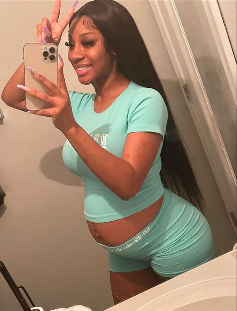 Pregnancy Outfits Black Women, Cute Pregnancy Photos, Summer Pregnancy Outfits, Pregnancy Videos, Outfits Black Women, Pregnancy Belly Photos, Cute Pregnancy Pictures, Mommy And Baby Pictures, Belly Photos