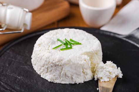 If you want to make a very simple version of homemade goat cheese, this recipe using just lemon juice and goat's milk is the one. Making Goat Cheese, Make Goat Cheese, Homemade Goat Cheese, Lemon Juice Recipes, Goat Milk Recipes, Easy Juice Recipes, Goat Cheese Recipes, Farmers Cheese, Fresh Cheese