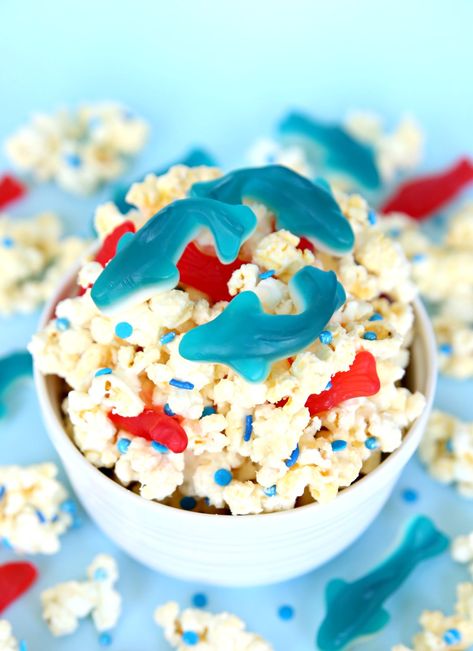 Celebrate Shark Week with Shark Bait Popcorn! Plus, what's not to love about popcorn coated with white chocolate and mixed with candy? Shark Bite Drink Recipe, Shark Treats, Shark Week Drinks, Shark Themed Food, Shark Week Recipes, Jaws Party, Shark Week Crafts, Shark Snacks, Shark Cupcakes