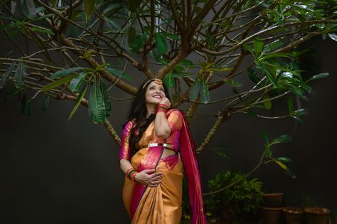 Maternity Photoshoot Poses In Saree, Maternity Shoot Traditional, Maternity Photography Saree Poses, Maternity Photography Traditional, Metarneti Shoot, Valakappu Photos, Saree Maternity Photoshoot, Baby Shower Poses Mom, Maternity Shoot In Saree