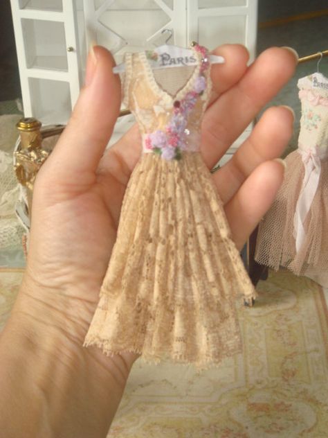 MINI ABITI DONNA Miniature Clothes, Dollhouse Clothes, Tiny Dress, Miniature Dress, Mini Clothes, Paper Dress, Fairy Clothes, Dolls Houses, Miniature Doll