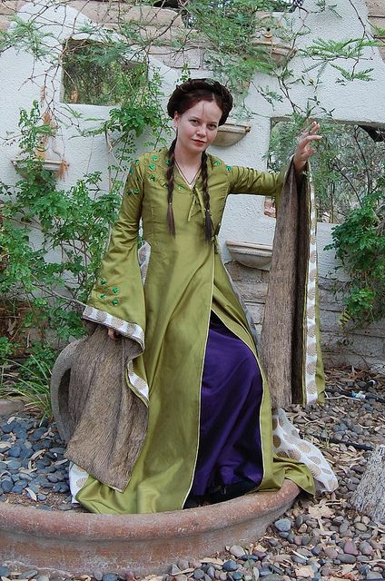 My Completed Game of Thrones King's Landing Dress! Game Of Thrones Dresses, Asian Steampunk, Game Of Thrones King, Game Of Thrones Dress, Medieval Girl, Got Costumes, Game Of Thrones Cosplay, Elizabethan Era, Princesa Real