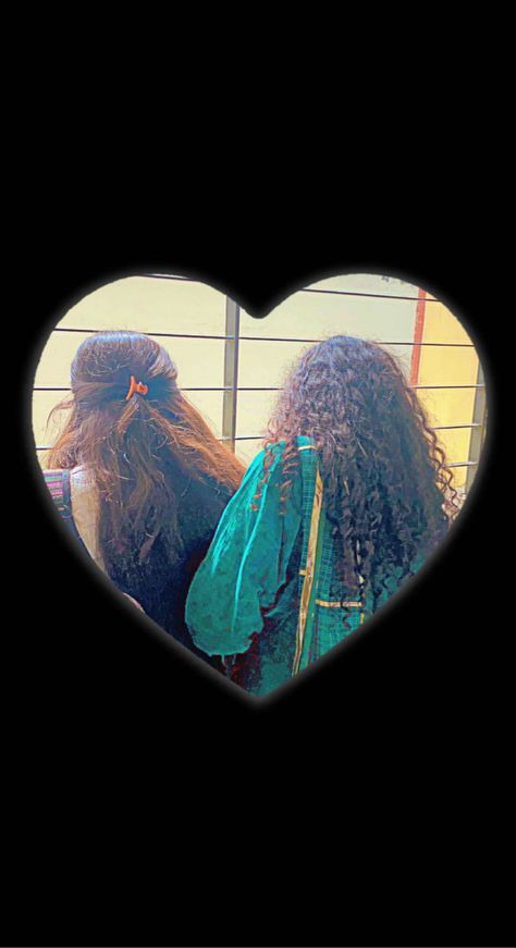 Curly hair and straight hair friends Curly And Straight Hair Best Friends, Curly Vs Straight Hair, Cousin Pictures, Curly And Straight Hair, Bff Things, Bday Ideas, Light Of My Life, Best Friends Photos, Friend Photos