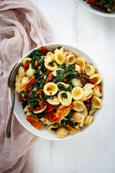 Light and easy sun dried tomato and kale pasta Pasta Salad With Kale, Low Carb Yogurt, Sundried Tomato Pasta, Kale Pasta, Chocolate Brownie Cake, Green Kale, Protein Pasta, Kale Recipes, Pasta Ingredients