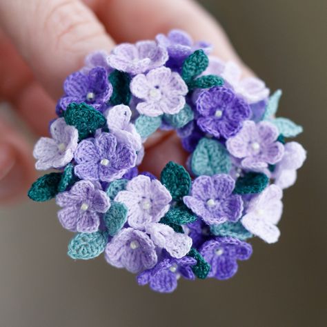 Crochet Purple Flower, Diy Mini Album Tutorial, Crochet Violet, Diy Crochet Jewelry, Purple Blue Flowers, Diy Mini Album, Lace Clothing, Round Crochet, Crochet Jewellery