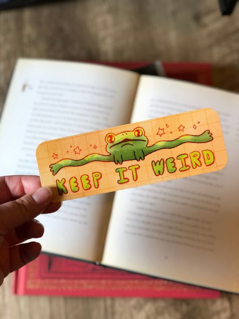 Frog Gifts Ideas Diy, Weird Bookmarks, Art Business Instagram, Weird Frog, Bookmark Illustration, Frog Bookmark, Funny Bookmarks, Fantasy Plants, Fun Bookmarks