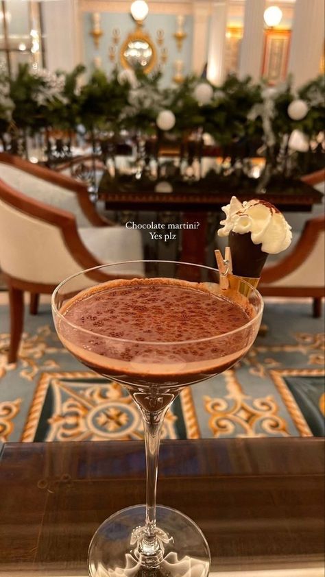 Chocolate Martini Aesthetic, Cocktail Instagram Stories, Drinks Aesthetic, Chocolate Martini, Spirit Drink, Fast Life, Fancy Drinks, Pretty Drinks, Food Is Fuel