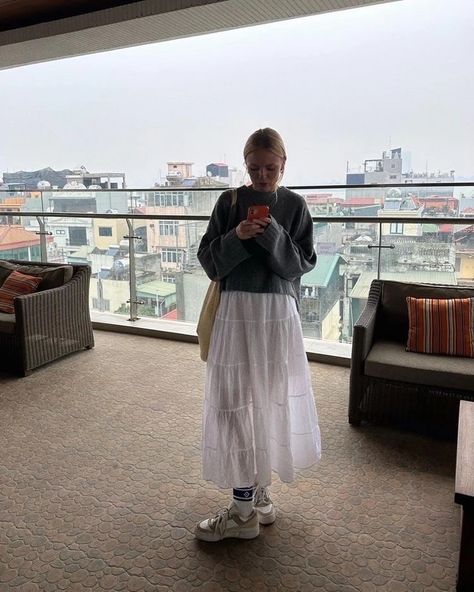 Шш Copenhagen Outfit Aesthetic, Maxi Skirt And Sweatshirt, White Skirt Maxi Outfit, White Sneakers Skirt Outfit, Long Skirt Crewneck Outfit, Maxi White Dress Outfit, Sweatshirt Long Skirt Outfits, Sweatshirt With Long Skirt, White Maxi Skirt Outfit Spring