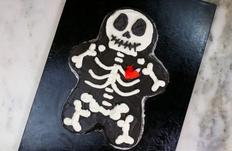 Skeleton Cake, Halloween Mummy, Halloween Goodies, Cakes For Men, Birthday Halloween Party, Halloween Party Themes, Halloween Desserts, Halloween Skeleton, Halloween Cakes