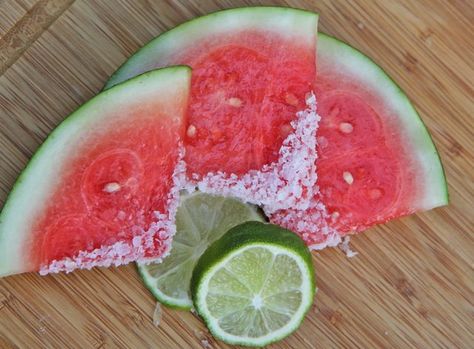 Drunken Watermelon, Watermelon Cupcakes, Iced Tea Drinks, Tea Drink Recipes, Watermelon Margarita, Cocktails To Try, Slices Recipes, Watermelon Recipes, Watermelon Slices