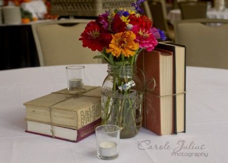 Book Centrepiece Wedding, School Centerpieces, Early Morning Run, Book Vase, Banquet Centerpieces, Themed Centerpieces, Rustic Table Centerpieces, Teacher Party, Book Centerpieces