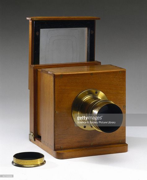 An early sliding box type dry collodion plate camera, with a lens made by the London Stereoscopic Co. Frederick Scott Archer (1813-1857) invented the wet collodion process that replaced the calotype and daguerreotype processes. Popular from around 1855, it was the first photographic process that produced finely detailed negatives, of which more than one copy could be made, and for this reason is widely considered one of the most important developments in photograpy. The gelatin dry collodion pro Museum Display, World Photography Day, Large Format Camera, Antique Cameras, Camera Obscura, Box Camera, Old Cameras, Photography Day, Inspiring Photography