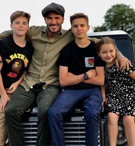 Victoria Beckham's parenting tips revealed! This is how she and David look after Brooklyn, Romeo, Cruz and Harper Beckham... - Photo 5 David Beckham Family, Beckham Family, Celebrity Baby Pictures, The Beckham Family, David Beckham Style, Harper Beckham, Romeo Beckham, Penelope Disick, Victoria And David